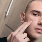 Cómo crear una rutina de cuidado de la piel masculina, según Derms