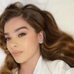 Hailee Steinfeld comparte su rutina de cuidado de la piel de tres pasos