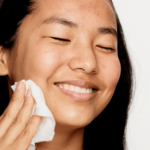 ¿Pueden las toallitas desmaquillantes sustituir al limpiador? Los dermatólogos intervienen