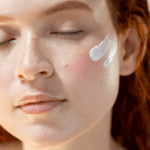 ¿Qué es el cuidado de la piel “hipoalergénico”? Los dermatólogos explican