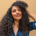 “Cloud Curls” es la tendencia etérea del cabello de verano que celebra el efecto frizz