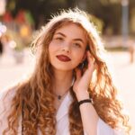 Cómo domar “halo frizz”, esos molestos cabello en vuelo alrededor de tu corona