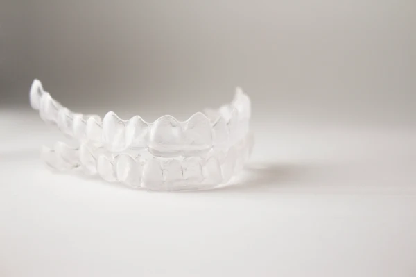 Retenedor dental: tipos, fijo y latente. 5 Retenedor dental transparente