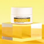 Esta crema de 14 dólares trata las bolsas debajo de los ojos con retinol y péptidos