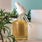 ¿Puede el aceite de romero realmente estimular el crecimiento del cabello? Esto es lo que los expertos tienen que decir
